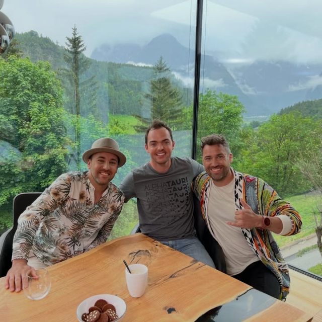 👋🏻 „Lasst‘s ma’s schee griaßn“ 😍 Folge 1 diesen Donnerstag um 21:15 Uhr auf ServusTV 📺♥️⛰️ Mit: 

Matthias Walkner 
Alle Achtung 
Marc Pircher 
RUPERT HIRNER BUNGY JUMPING • ÖSTERREICH 
Gregor Bloeb