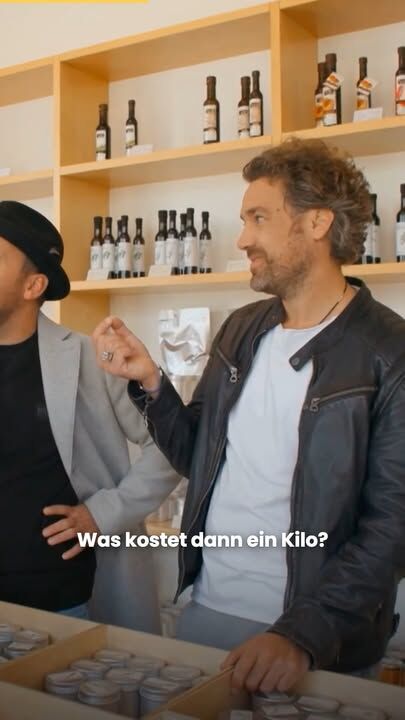 1 Kilo Safran kostet wie viel?! 🤯
Safran hat sich den Titel als teuerstes Gewürz der Welt mehr als verdient 😅 In Folge 5 von „Lasst’s ma’s schee griaßn“ durften wir im Burgenland selbst Hand anlegen und das „rote Gold“ ernten. Nach geschätzten 3 Minuten Handarbeit hatten wir zwar Rückenschmerzen, aber immerhin ein paar Fäden zusammen… 😂

Die volle Folge gibt’s nächsten Donnerstag um 21:15 Uhr oder danach wie immer auf ServusTV On! 🙌 Hier geht's zu den vorherigen Folgen: https://www.servustv.com/de/page/AA43IAACQI6BTPCCUHFZ

#LMSG #safran #servustv #2tagesbart #teuerstesgewürzderwelt ServusTV